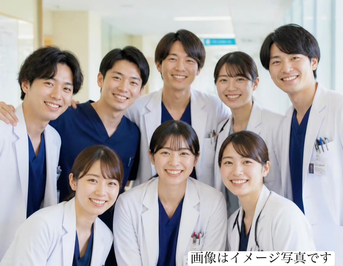 大阪梅田のハクラス婚活でご紹介可能な白衣やスクラブを着た笑顔の若い医師・医療従事者の男女